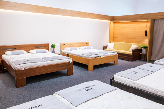 Masivní kvalitní postele do moderního interiéru
