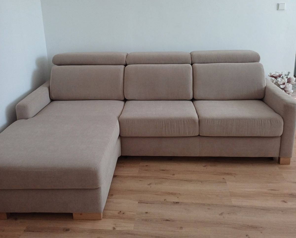 Sedačka Lara New s látkovým potahem a jednoduchým rozkládáním
