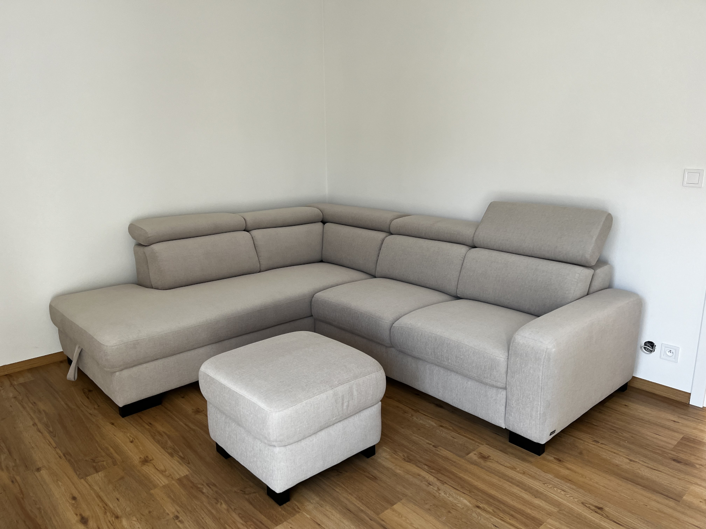 Modulová sedačka Mateo New s úložným řešením Sedačka Mateo New do L – pohodlné sezení s praktickým taburetem