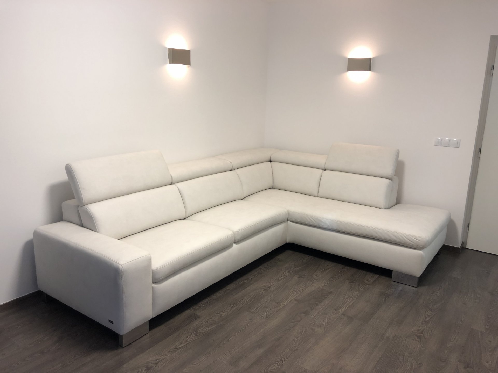 Sedačka Mateo – bílá kožená elegance s maximálním komfortem