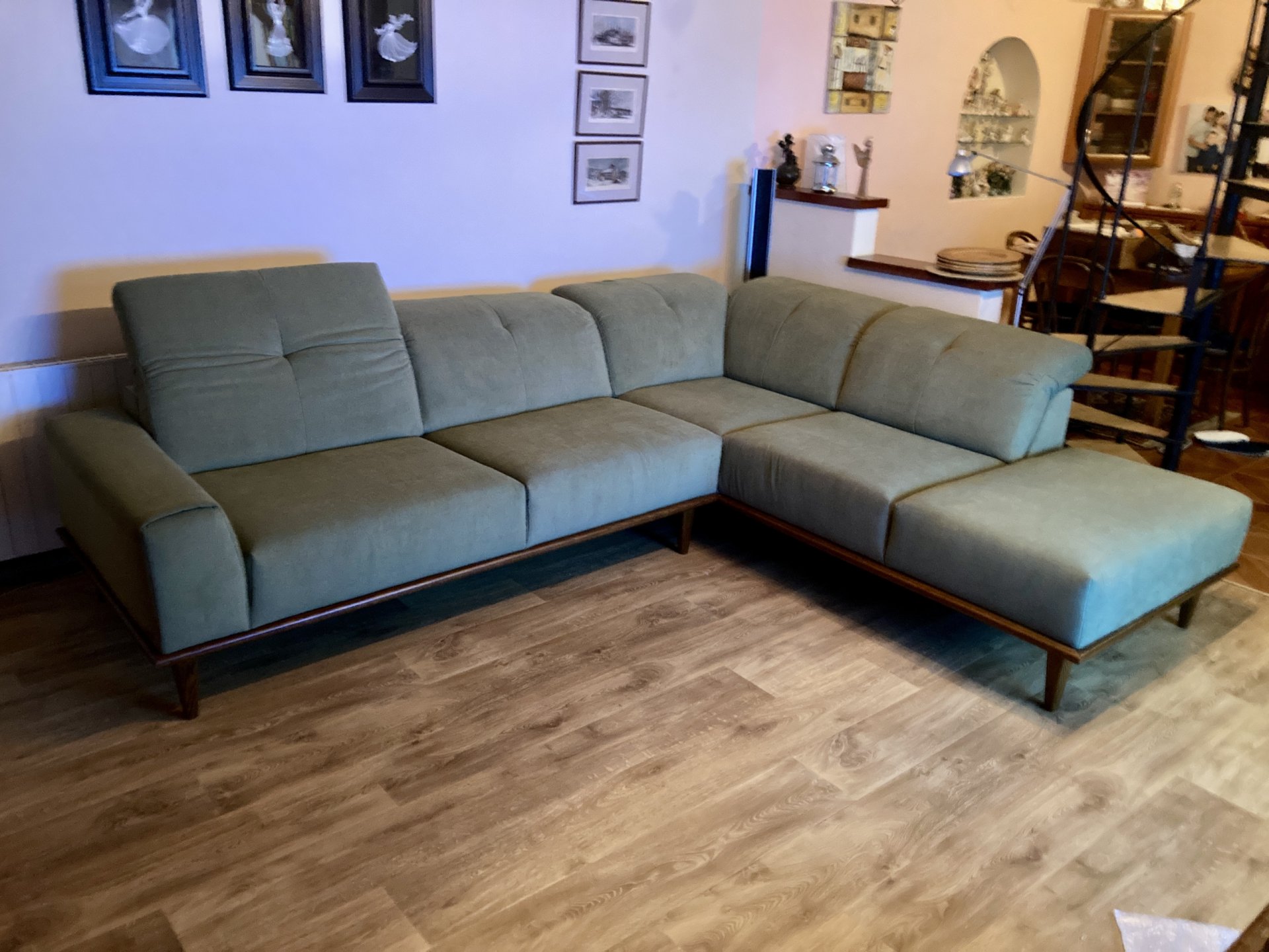 Sedačka Modena – elegantní rohové řešení s lehkým designem