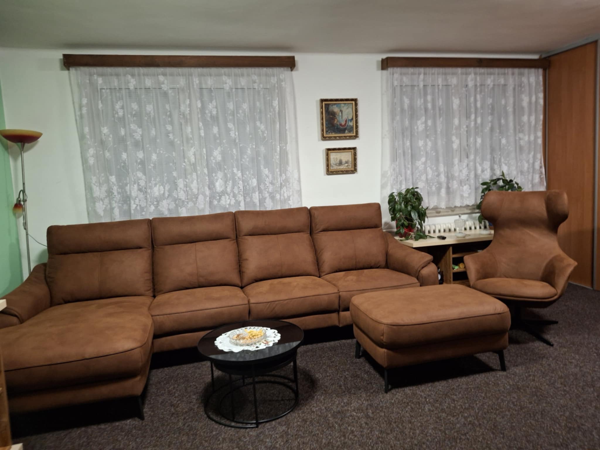 Elegantní sedací souprava Serenity do L s podnožkami pro relaxaci