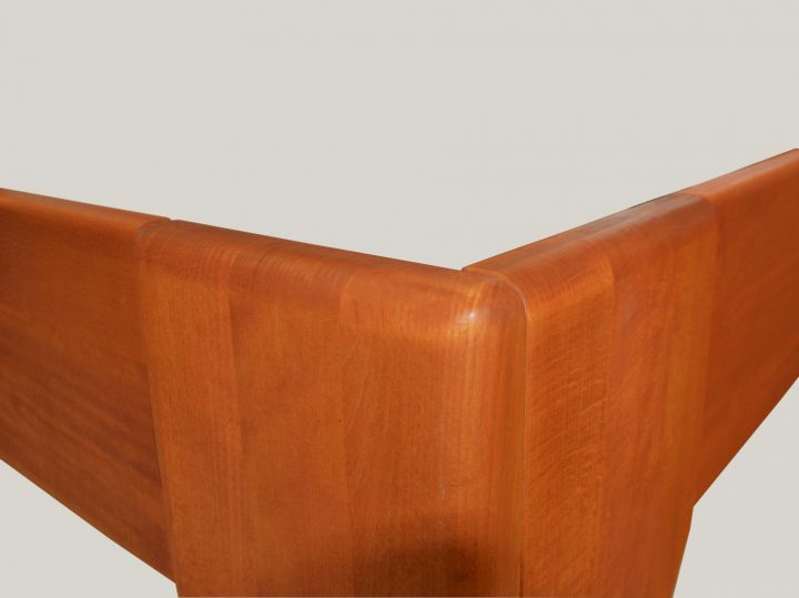 zaoblene-hrany-nohou-a-bocnic-postele-2