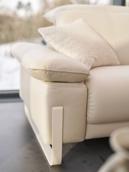 rom1961_sereno_2-sitzer_leder_beige_detail_fuss