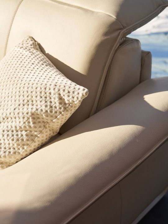 rom1961_sereno_2-sitzer_leder_beige_detail_naht