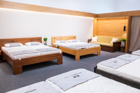 Na masivní posteli se dobře spí ve Veselí nad Moravou-thumb-1