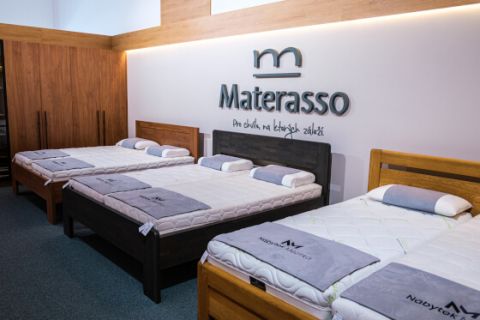 Rozkládací postel slouží jako gauč i jako postel-thumb-1