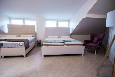 Postele s rámem z imitace masivního dřeva -thumb-1