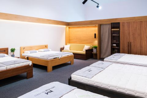 Masivní kvalitní postel přírodní dřevěná - Bzenec-thumb-1